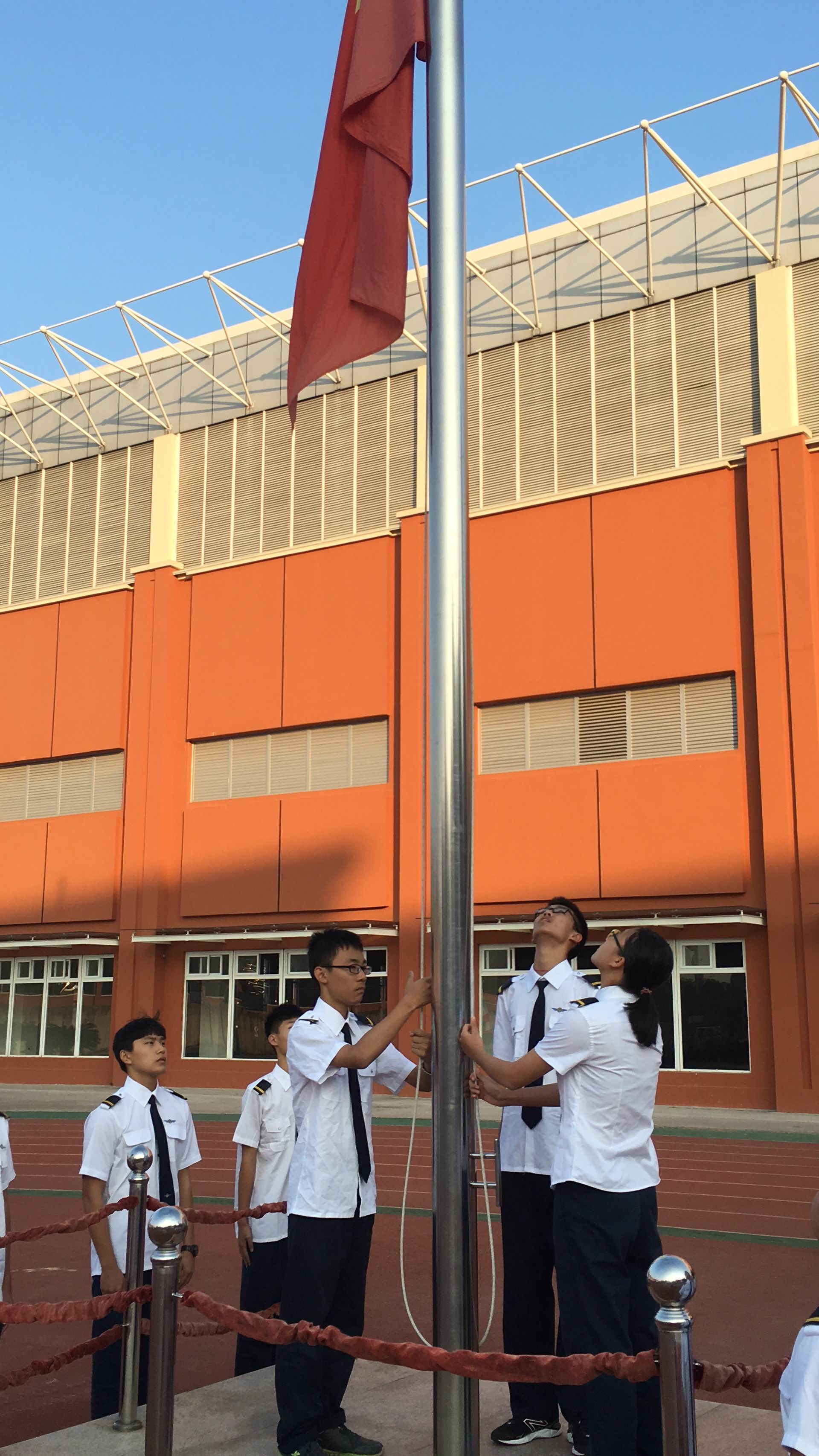黄冈中学惠州学校首届航空班学员成为升旗手